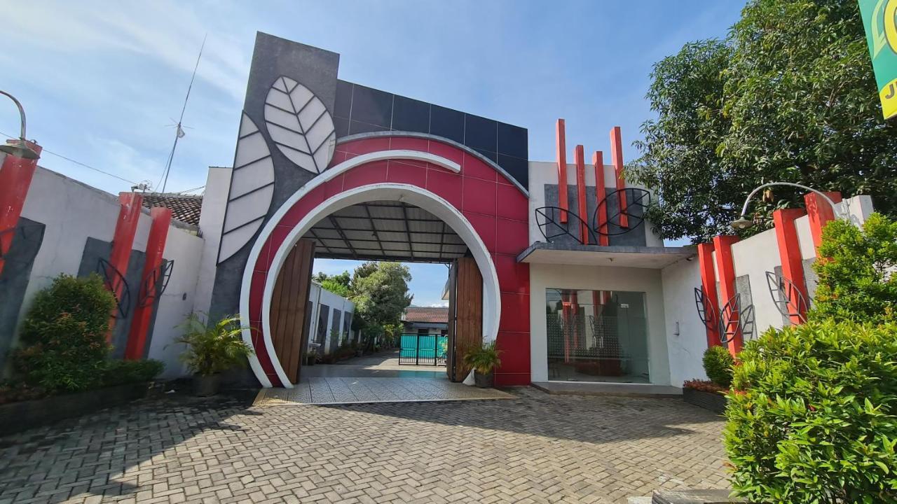 Oyo 90831 Hotel Gardenia Prambanan Solo Kültér fotó